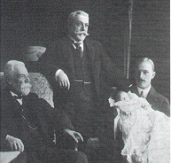 Quatre générations de Solvay ; Ernest-John avec son bébé.