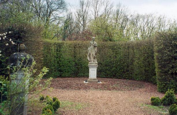 vue sur une statue dans le jardin
