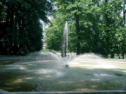 vue sur la fontaine dans le parc