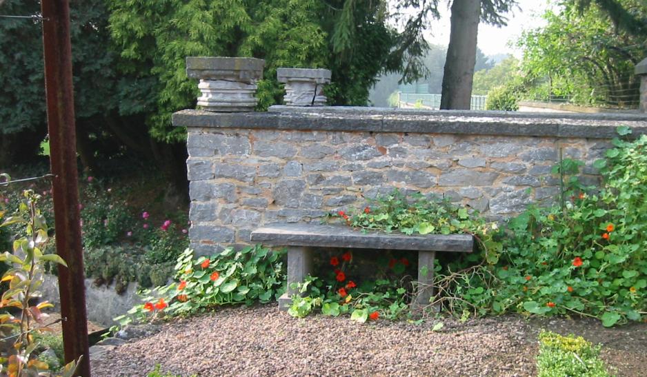 vue sur le banc fleuri