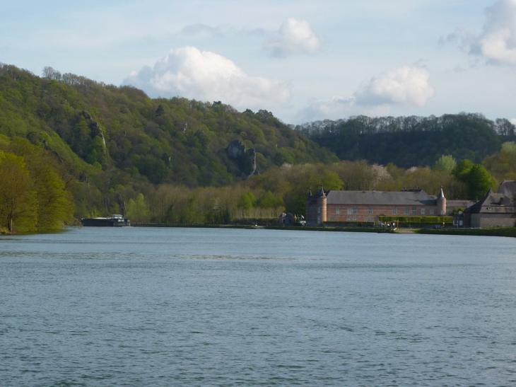 le site naturel tel un véritable parc romantique et le château entouré des jardins