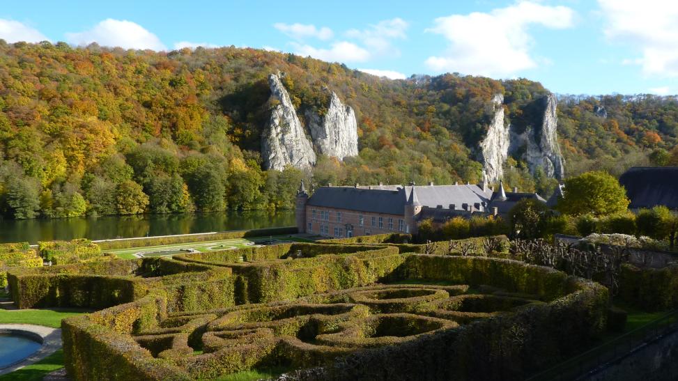 Vue aérienne focalisée sur le château et la Meuse