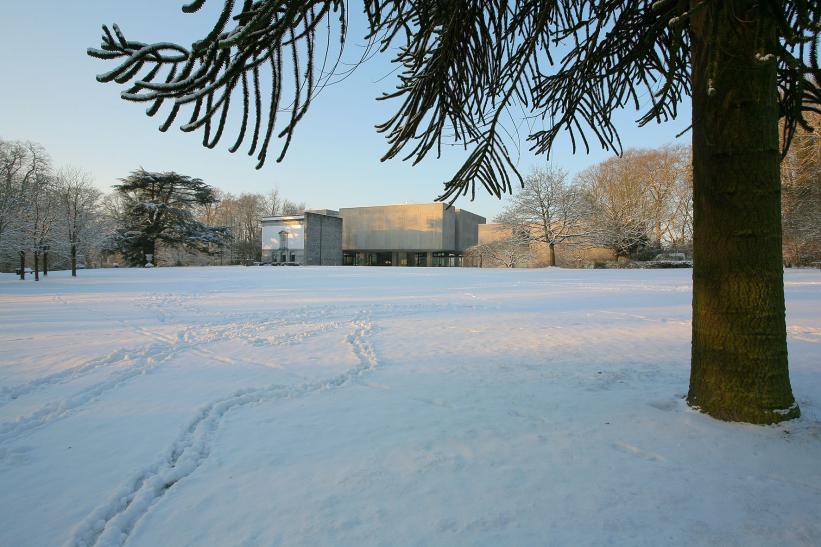 vue sur l'allée sous la neige